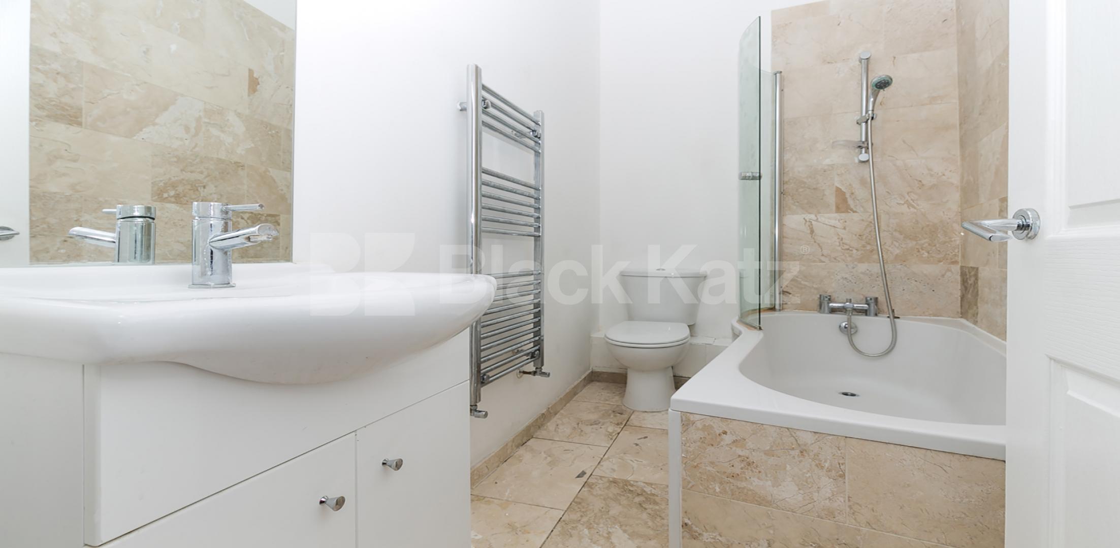 			3 BED , 2 BATH & A ROOF TERRACE!, 3 Bedroom, 1 bath, 1 reception Flat			 Kentish Town Road, CAMDEN-KENTISH TOWN